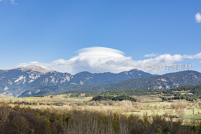 Cadí springtime clouds, views from la Cerdanya valley, Catalonia.